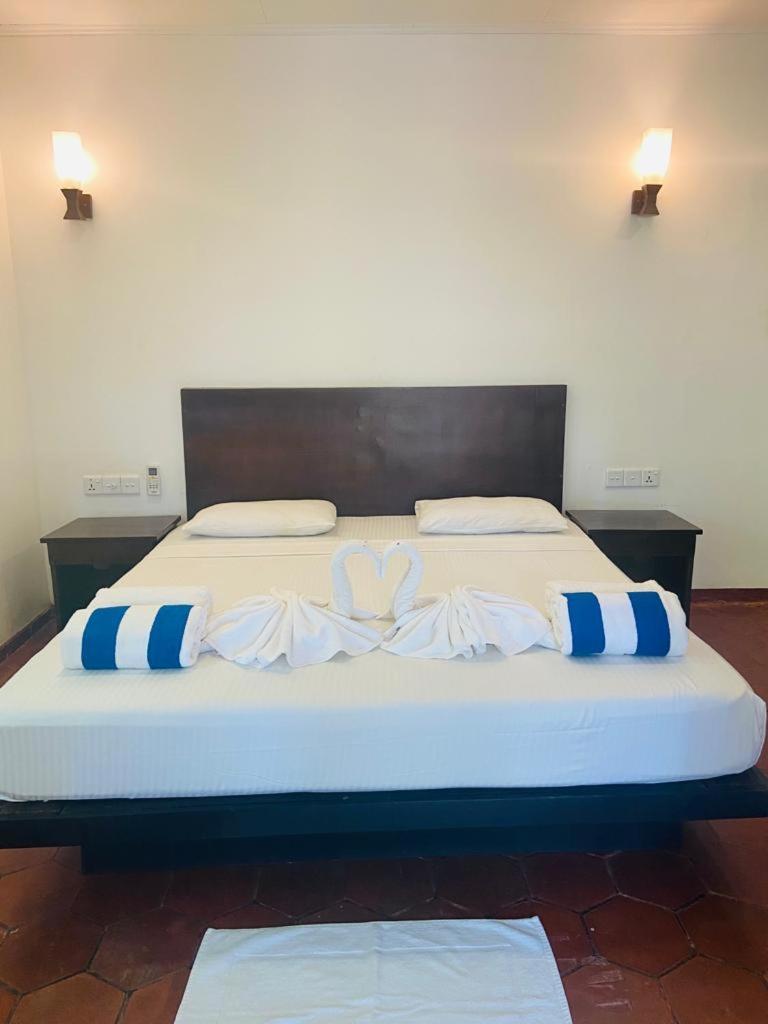 Lagoon Paradise Beach Resort Тангалла Экстерьер фото