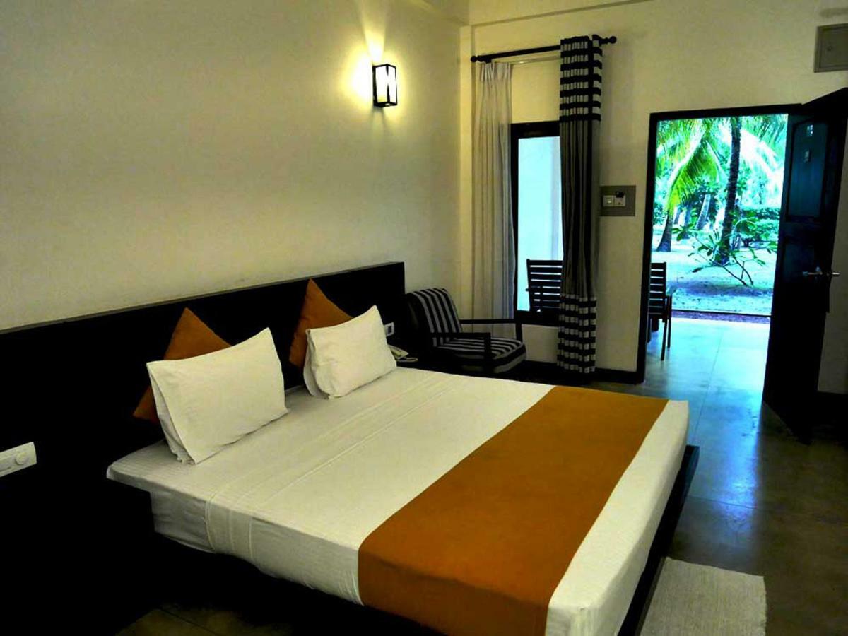 Lagoon Paradise Beach Resort Тангалла Экстерьер фото